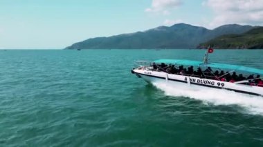 Nha Trang, Vietnam - 18 Mart 2023: Sürat teknesi turistlerle birlikte Vietnam 'da bir deniz gezisinde. Balıkçı gemileri Vietnam 'da balıkçılığa hazırlanıyor. 4K.