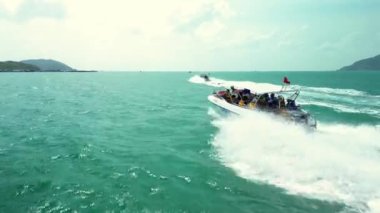 Nha Trang, Vietnam - 10 Şubat 2023: Sürat teknesi turistlerle birlikte Vietnam 'da bir deniz gezisinde. 4K.