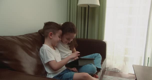 Pessoas Estudando Escola Aprendendo Casa Tablet Cute Kids Desenho Tablet — Vídeo de Stock