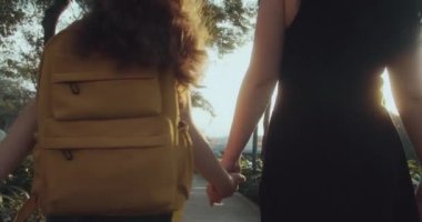 Mutlu aile annesi ve kızı, yol boyunca parktan geçerek el ele okula gidiyorlar. Arkalarında sırt çantası olan bir kız ve kız öğrenci. Mutlu kız okula dolu bir sırt çantasıyla gidiyor.