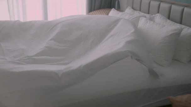 Duas Empregadas Domésticas Hotel Profissionalmente Fazem Cama Quarto Clientes Conceito — Vídeo de Stock