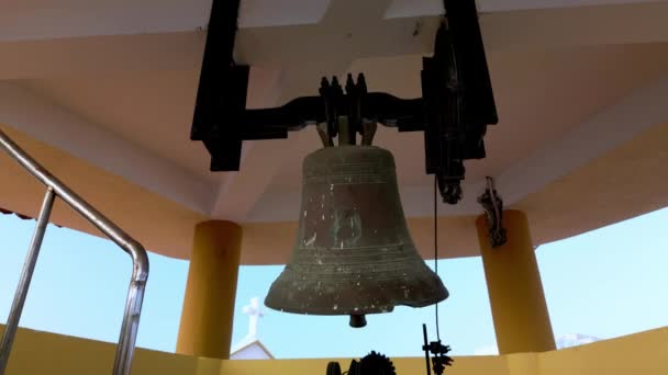 Kostelní Zvon Zastřelen Zdola Zvonek Pohybuje Strany Stranu — Stock video