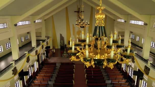 天主教教堂内的头像 天主教堂大的镀金枝形吊灯对教区居民的观感 宗教的概念 照相机从左向右运动 — 图库视频影像
