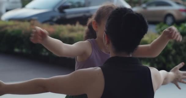 Happy Cute Sympatyczny Mała Dziewczynka Przytulanie Opiekuńczy Rodzic Matka Zamkniętymi — Wideo stockowe