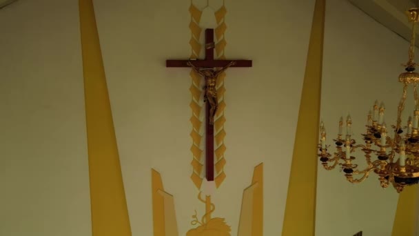 Drinnen Der Katholischen Kirche Große Vergoldete Kronleuchter Für Die Gemeindemitglieder — Stockvideo