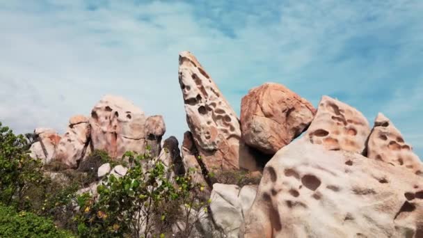 美丽的岩石海岸突出尖锐的小岩石 越南自然 观看蓝色海浪撞击岩石和岩石尖峰的镜头 — 图库视频影像