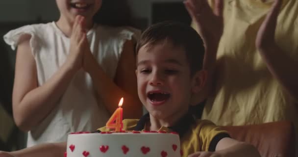 Familie Feiert Geburtstag Des Sohnes Kind Pustet Kerzen Auf Geburtstagstorte — Stockvideo