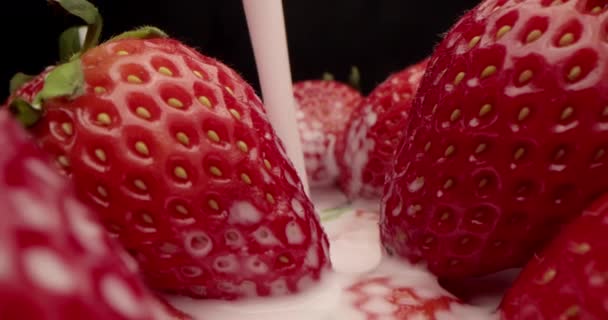 Выливаю Йогурт Клубнику Замедленной Съемке Снимаю Сладкие Красные Ягоды Покрыты — стоковое видео