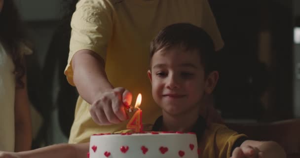 Familie Feiert Geburtstag Des Sohnes Kind Pustet Kerzen Auf Geburtstagstorte — Stockvideo