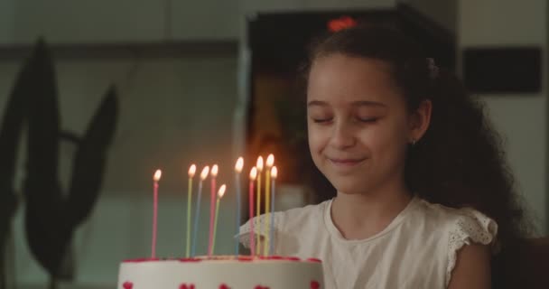 Portret Szczęśliwej Dziewczynki Zamkniętymi Oczami Wyrażającej Życzenie Dmuchającej Świeczki Torcie — Wideo stockowe