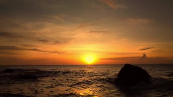 Над Морем Облачность Время Захода Солнца Зашкаливает Горящее Небо Сияющие — стоковое видео