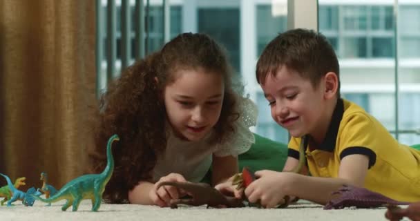 Glada Små Barn Förklarar Paleontologi Kul Hemma Tillsammans Älskande Ung — Stockvideo