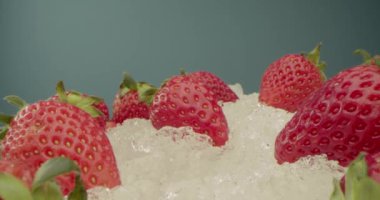 Aşırı yakın plan, makro detaylı, kırmızı çilekler dumandaki kuru buzun üzerinde yatıyor. Beyaz süt sıvısıyla kaplı tatlı kırmızı böğürtlenler. Krema ya da yoğurdu sulu taze çileklerin üzerine dök. 4K.