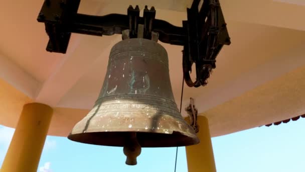 Church Bell Neergeschoten Van Onderen Bell Beweegt Van Links Naar — Stockvideo