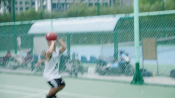 Vista Jugador Irreconocible Lanzando Una Pelota Aro Baloncesto Pelota Golpea — Vídeos de Stock