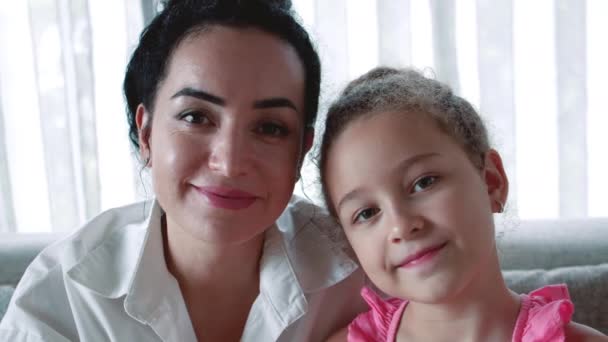 Bastante Sorrindo Filha Criança Abraçar Mãe Olhar Para Câmera Feliz — Vídeo de Stock