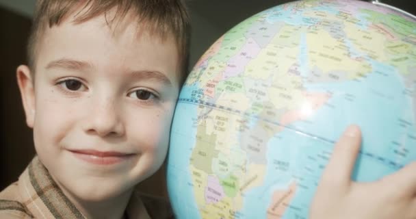 초등학생의 초상화 안에서 지구를 껴안고 지구를 미소짓는 카메라를 귀여운 학생을 — 비디오