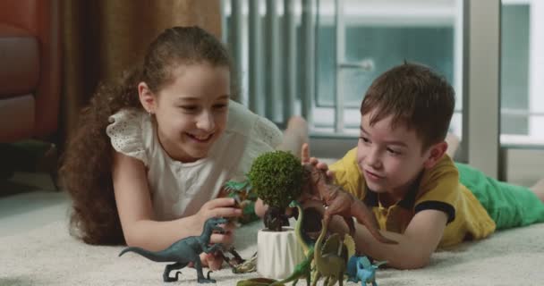 Szczęśliwe Dzieci Wyjaśniają Paleontologię Bawiącą Się Razem Domu Kochający Młoda — Wideo stockowe