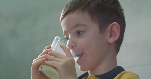 Szczęśliwy Uśmiech Dziecko Pije Mleko Zdrowe Jedzenie Dziecka Jedzenie Śniadanie — Wideo stockowe