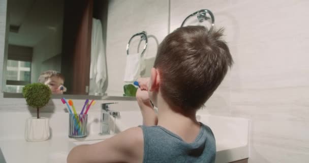 Porträtt Glad Söt Liten Barn Borsta Tänderna Badrummet Och Leende — Stockvideo