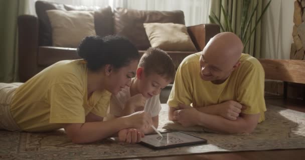 Lycklig Familj Unga Föräldrar Som Ligger Den Varma Golvet Hemma — Stockvideo