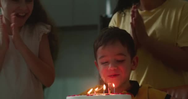 Família Celebra Aniversário Filho Criança Apaga Velas Bolo Aniversário Grupo — Vídeo de Stock
