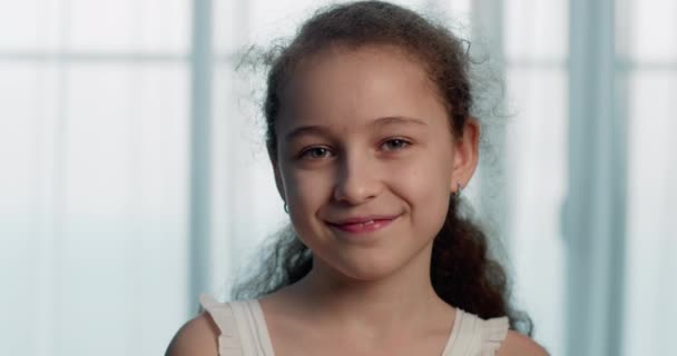 Retrato Engraçado Menina Sorrindo Criança Olhando Para Câmera Estão Sentados — Vídeo de Stock