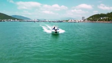 Nha Trang, Vietnam - 10 Şubat 2023: Sürat teknesi turistlerle birlikte Vietnam 'da bir deniz gezisinde. 4K.