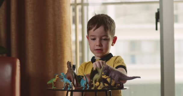 Χαριτωμένο Παιδί Προσχολικής Ηλικίας Μιλάει Παιχνίδια Που Παίζουν Παιχνίδια Δεινόσαυροι — Αρχείο Βίντεο
