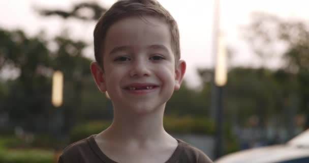 Счастливый Мальчик Стоящий Улице Городе Летний День Мальчишник Парке Крупным — стоковое видео