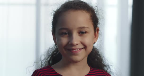Porträtt Vacker Liten Flicka Ett Leende Barn Röd Klänning Tittar — Stockvideo