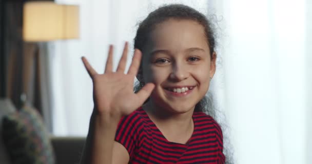 Vtipné Usmívající Holčička Dívá Kameru Doma Roztomilé Dítě Mluví Kameru — Stock video