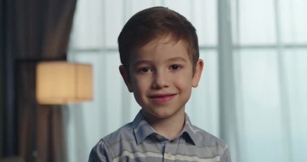Vicces Mosolygós Kisfiú Nézi Kamera Otthon Aranyos Gyermek Beszél Webkamera — Stock videók