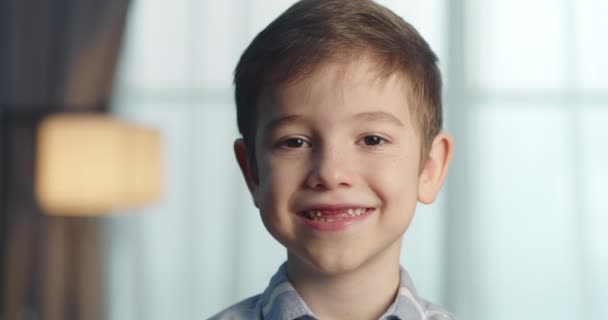 Porträt Eines Hübschen Lächelnden Kindes Einem Roten Kleid Kleiner Junge — Stockvideo