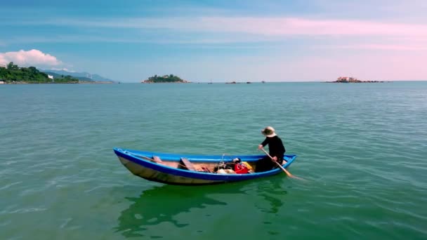 Asiatisk Fiskebåt Fiskare Kommer Båthamnen Solig Morgon Skyndar Sig Fiskebåt — Stockvideo