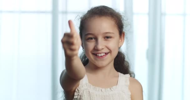 Портрет Кавказька Щаслива Задоволена Блондинка Маленька Позитивна Дитина Дивлячись Камеру — стокове відео
