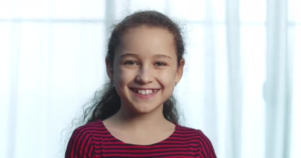 Portrét Krásné Holčičky Usmívajícího Dítěte Červených Šatech Dívajícího Kamery Sedí — Stock video