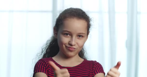Portré Kaukázusi Boldog Elégedett Szőke Lány Kis Pozitív Gyermek Gyerek — Stock videók