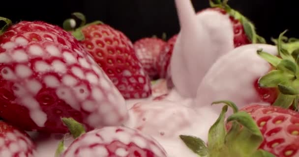 Yoghurt Slow Motion Aardbeien Gieten Geschoten Zoete Rode Bessen Bedekt — Stockvideo
