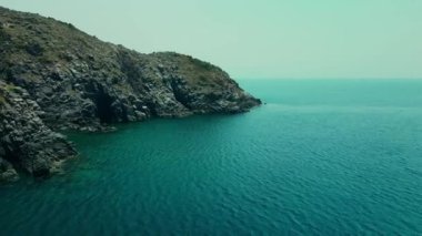 Nha Trang Vietnam dağlarının yukarıdan görünen manzarası. Güzel deniz manzarası. 4K