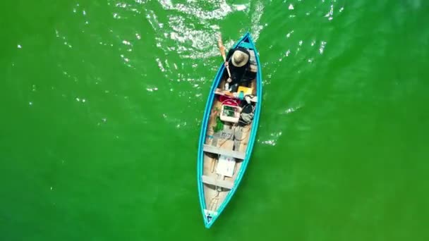 Asya Balıkçı Teknesi Balıkçı Kayık Hangarından Çıktı Güneşli Bir Sabah — Stok video