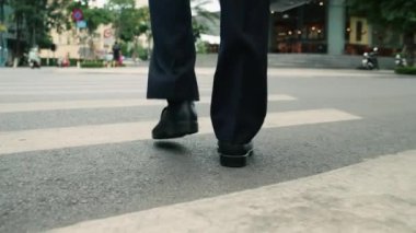 Deri ayakkabılı ve takım elbiseli, ofis binasına giden kendine güvenen bir adam. Şehir dışında ofis resmi takım elbiseli, iş çantası taşıyan bir işçi..