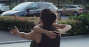 Sevecen, sevgi dolu küçük bir kız şefkatli bir ebeveyn, kapalı gözlü bir anne, sevimli bir kız, annesine sarılıyor, okuldan sonra kızını bekleyen bir anne..