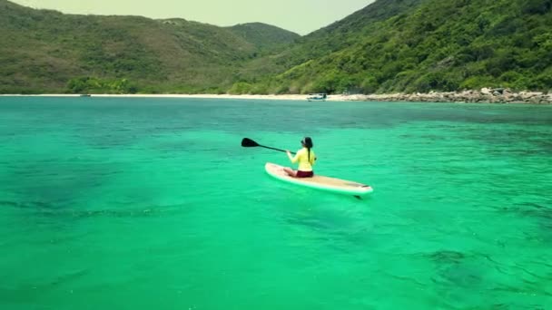 Mulher Fazendo Esporte Aquático Durante Férias Verão Conceito Turismo Ativo — Vídeo de Stock