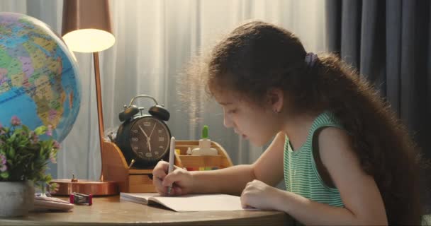 Симпатична Розумна Дівчинка Початкової Школи Яка Вчиться Писати Математику Сидить — стокове відео