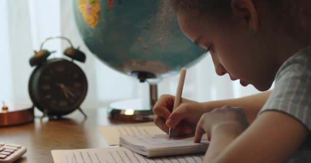 Cute Inteligentne Dziecko Szkole Podstawowej Uczą Pisania Odrabiania Lekcji Matematyki — Wideo stockowe