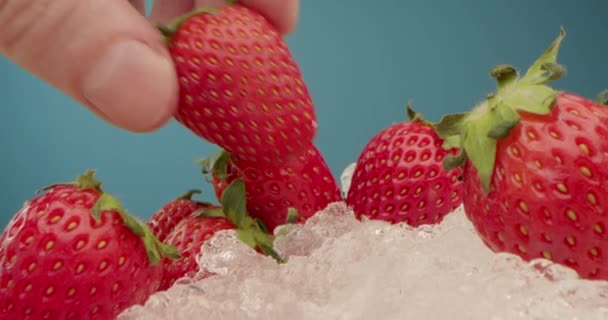 Γλυκιά Κόκκινη Φράουλα Βρίσκεται Ένα Λευκό Παγωμένο Υγρό Σκούρο Φόντο — Αρχείο Βίντεο