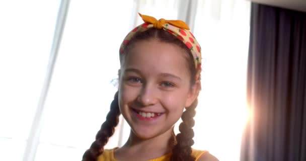 Portret Zabawna Dziewczynka Uśmiechnięta Dziecko Patrząc Aparat Słodkie Dziecko Ładną — Wideo stockowe