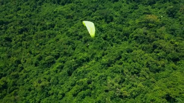 Άνθρωπος Που Φέρουν Ακραία Paraglider Swiss Άλπεις Έννοια Της Ελευθερίας — Αρχείο Βίντεο