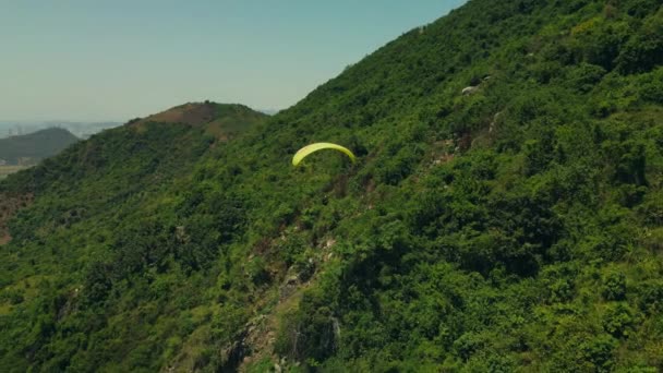 Homem Voando Parapente Extremo Alpes Suíços Conceito Liberdade — Vídeo de Stock